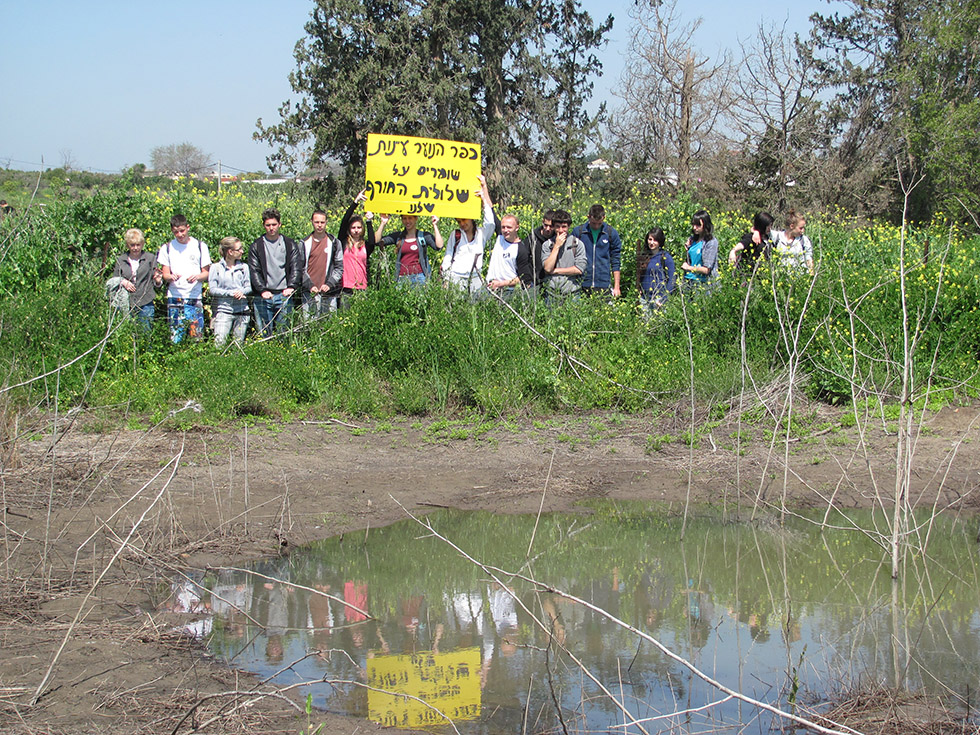 Ayanot students support preserving the unique growth environment and ecology for plants growing in puddles created as a result of the winter rains.